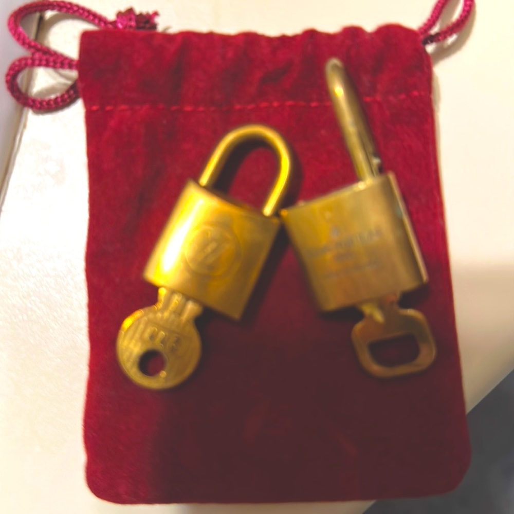 LV locks and keys 💫💫💫 each!